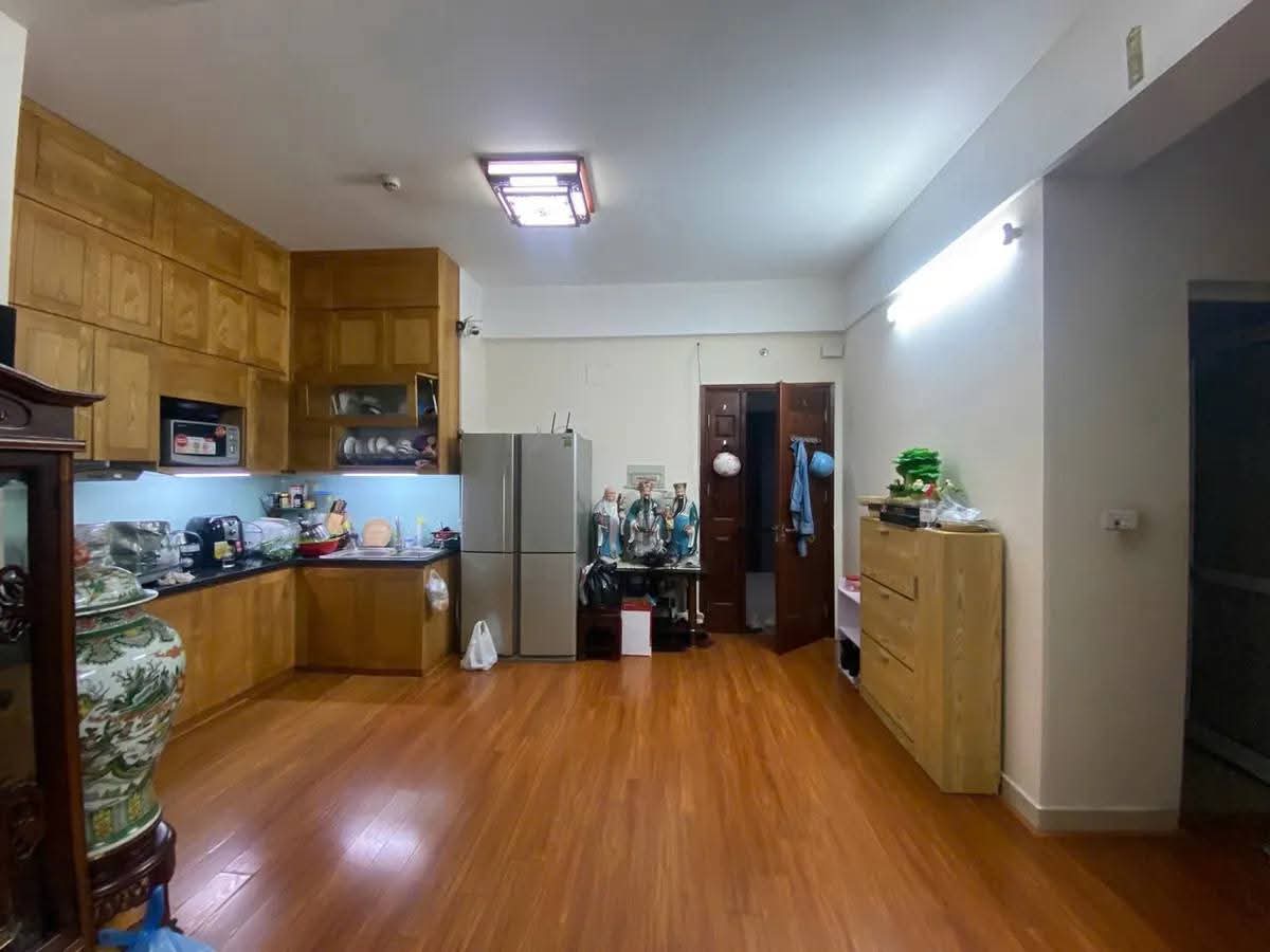 NHÀ ĐẸP LUNG LINH – SÁT HỒ HOÀNG CẦU – Ở NGAY