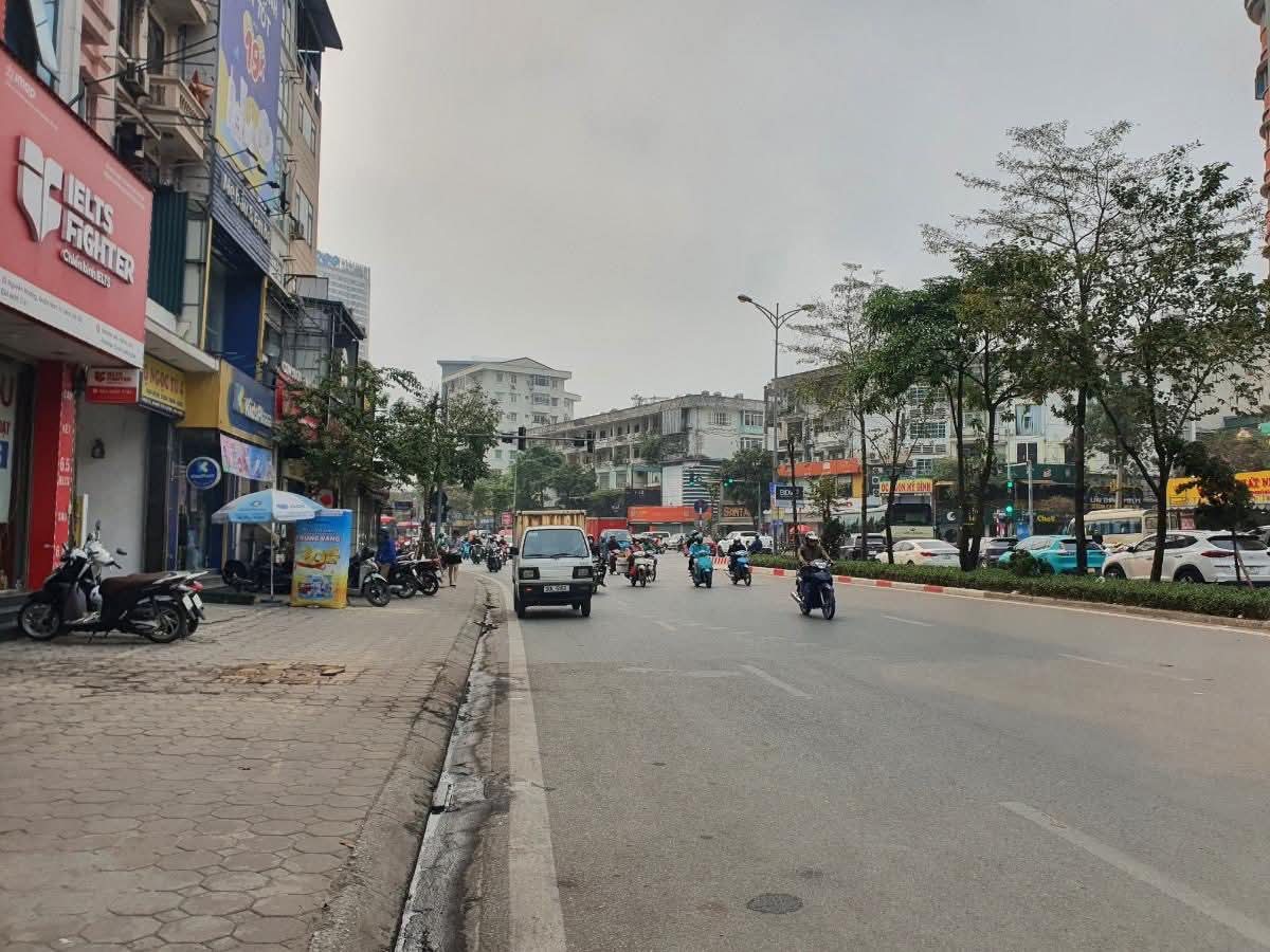 MẶT PHỐ NGUYỄN HOÀNG - VỈA HÈ - KINH DOANH - VĂN PHÒNG