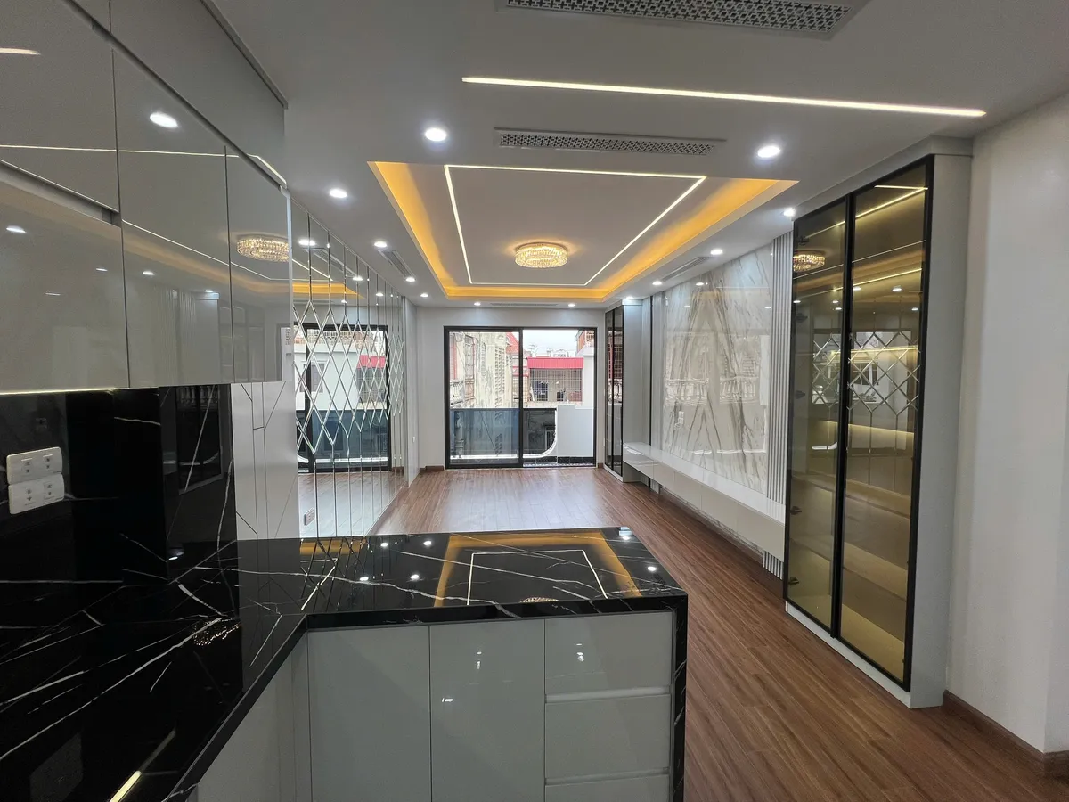 Bán nhà phân lô Phố Tam Trinh,61m x 7 tầng thang máy, ôtô vào nhà, vỉa hè rộng