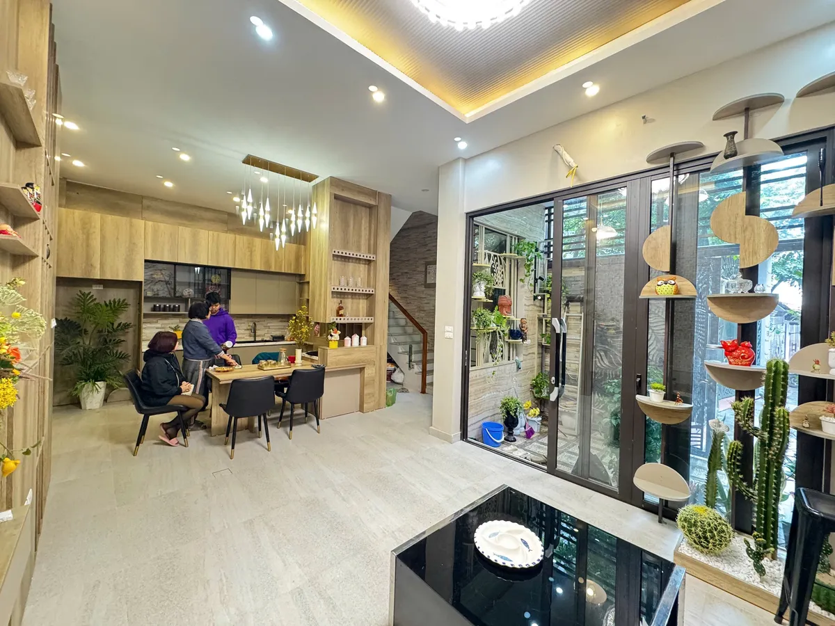 BÁN NHÀ NGUYỄN VĂN CỪ - 52m² x 5 tầng - mặt tiền 6m- 6 phòng ngủ - Giá 11.8 tỷ