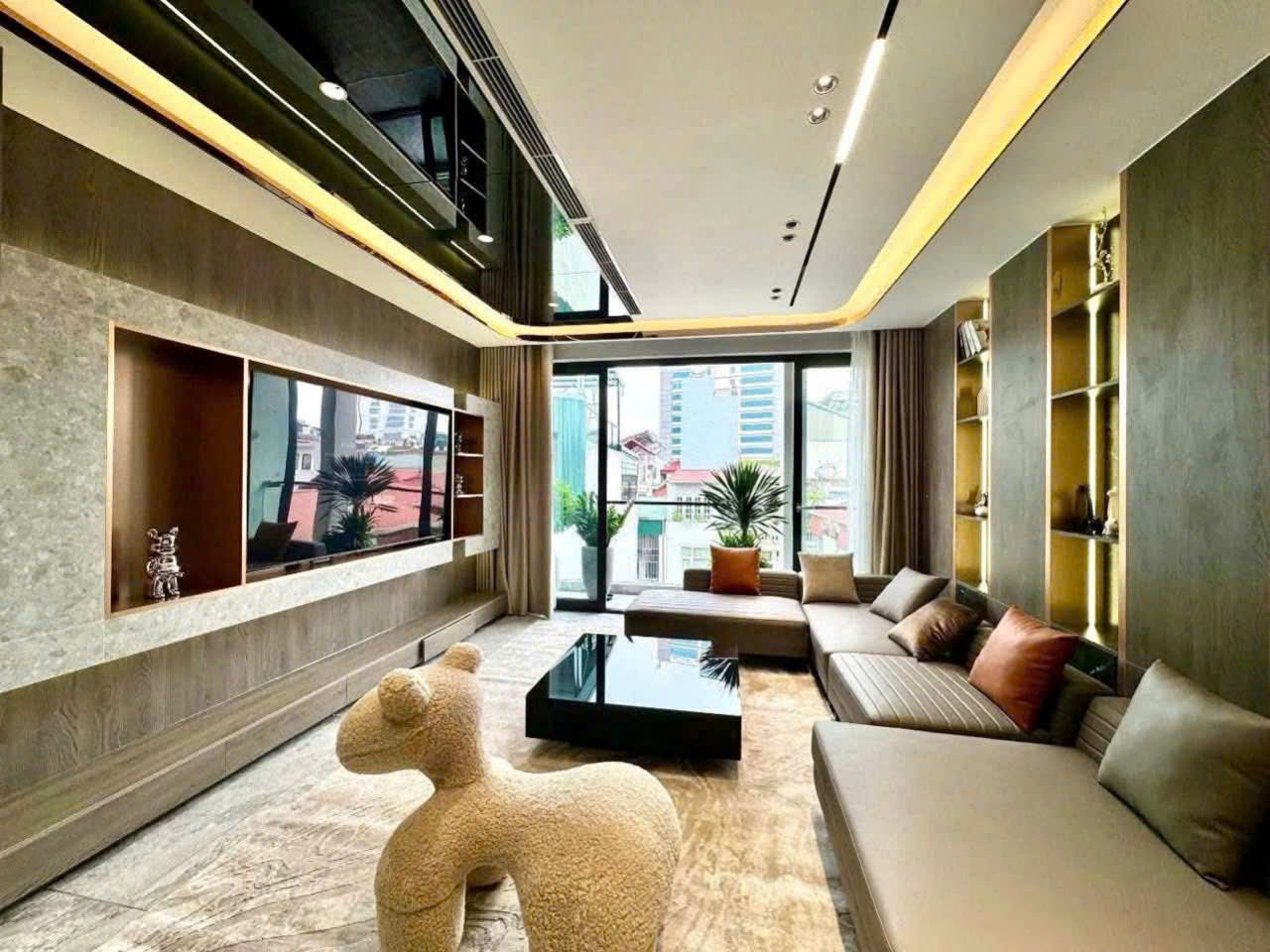 Em gái út có ngôi nhà 7 tầng thang máy tại ngõ 548 Nguyễn Văn Cừ. Long Biên. Hà Nội.