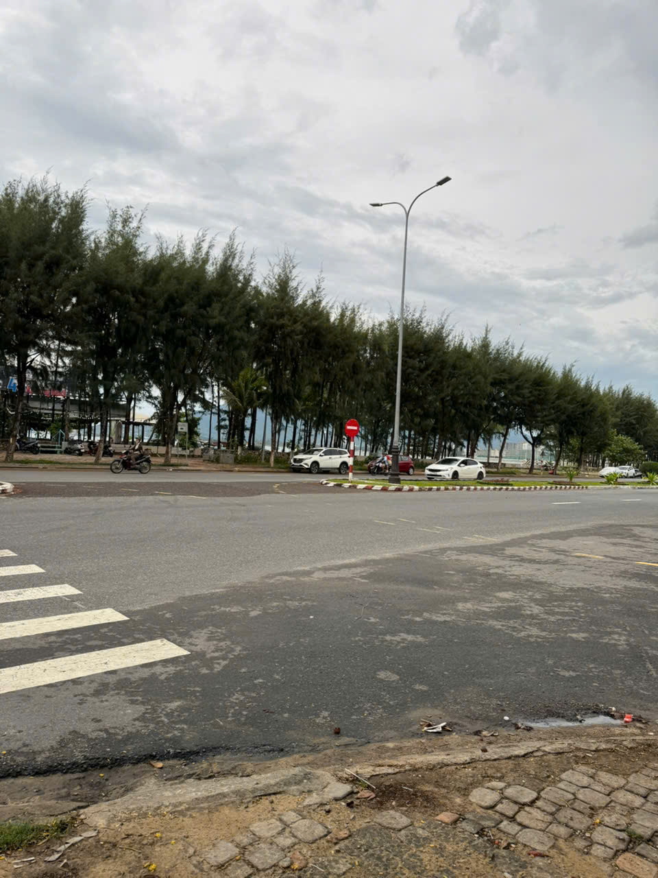 + Biển Nguyễn Tất Thành, đất diện tích rộng, đối diện khu phức hợp của vũ nhôm và bãi tắm thanh khê.