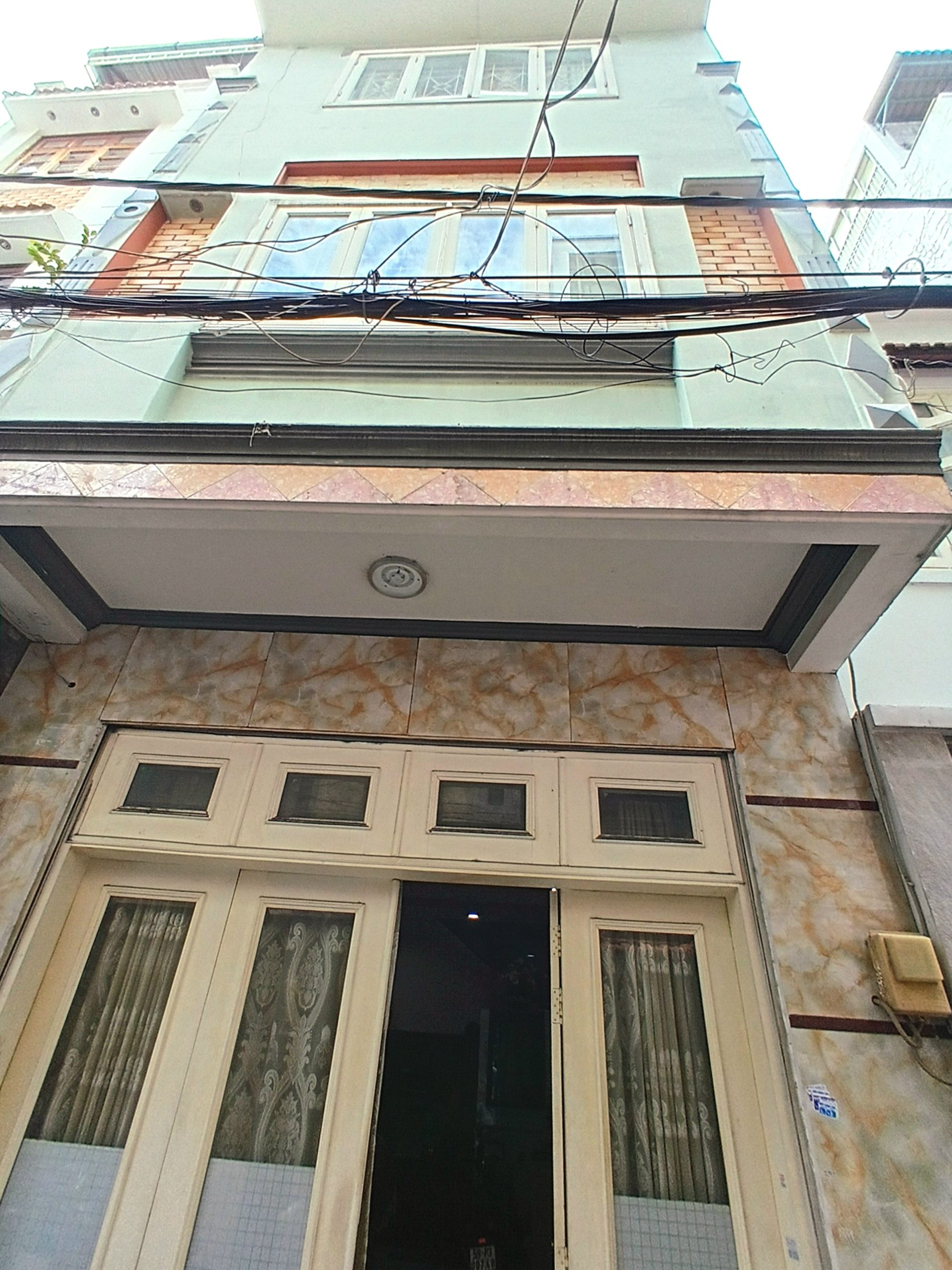 BÁN NHÀ ĐẸP HỒNG LẠC – TÂN BÌNH - 3 TẦNG - HẺM 4M THÔNG – GIÁ HƠN 6 TỶ Vị trí: Đường Hồng Lạc, phường 10, quận Tân Bình Diện tích: 38m²