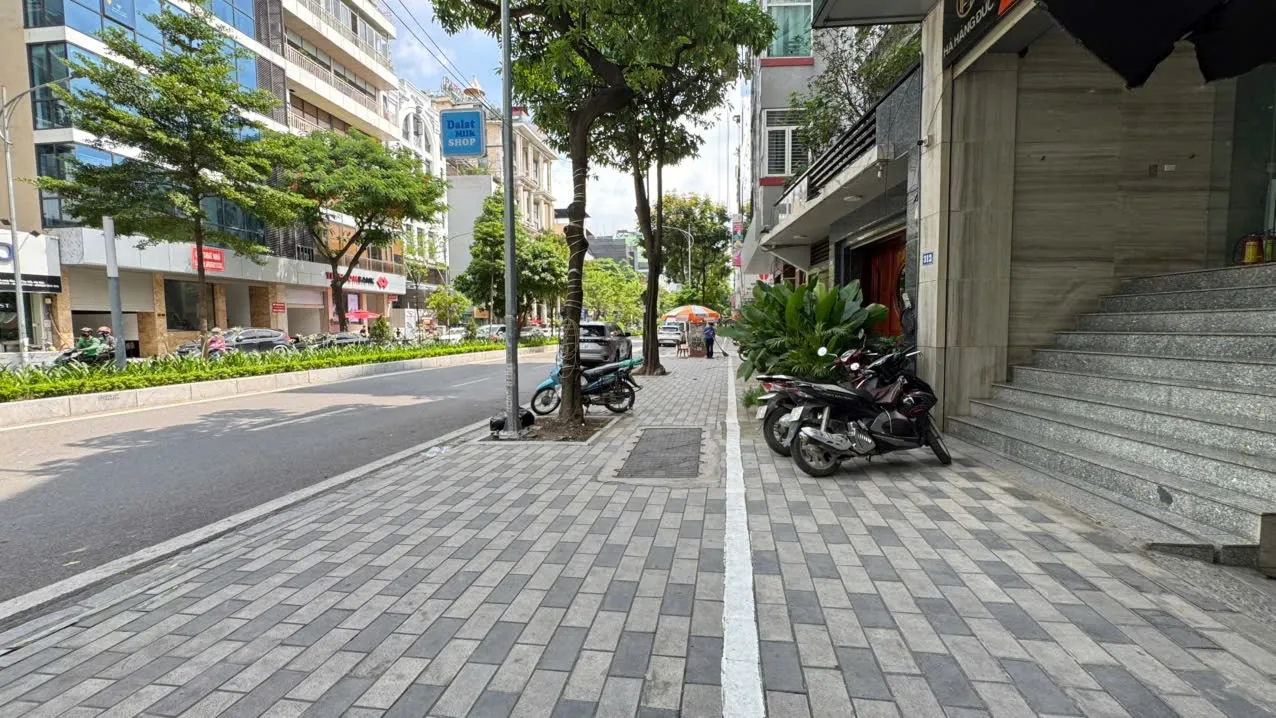 Bán tòa Mặt Phố Lạc Long Quân Tây Hồ Diện tích 135m2, 7 tầng, MT 7,7m, giá 63,9 tỷ.