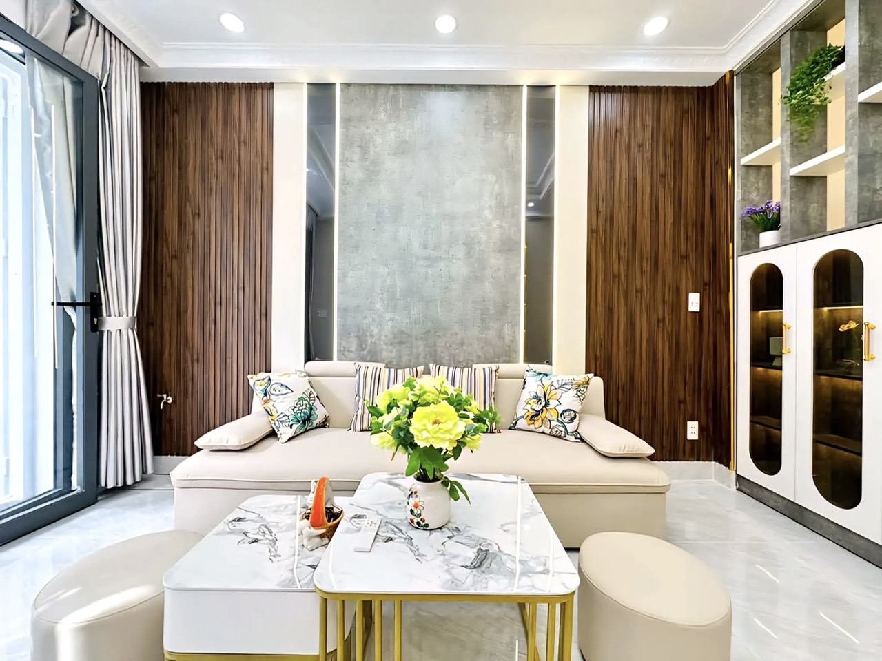 Nhà Đẹp Trung Tâm Quận 7 – 3 Tầng Kiên Cố – Ô Tô Đỗ Trước Nhà – Giá Bất Ngờ!