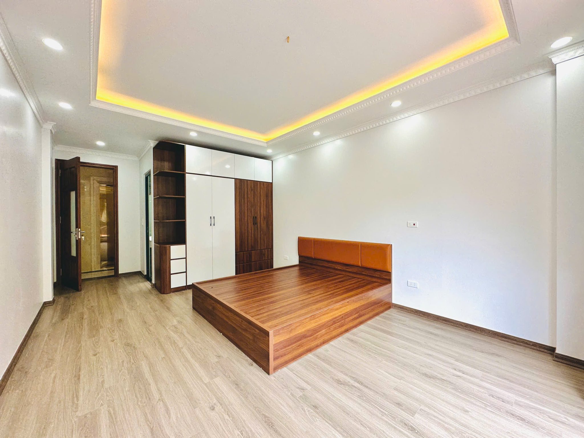 NHÀ ĐẸP LÔ GÓC 6 TẦNG THANG MÁY NGÕ THÔNG