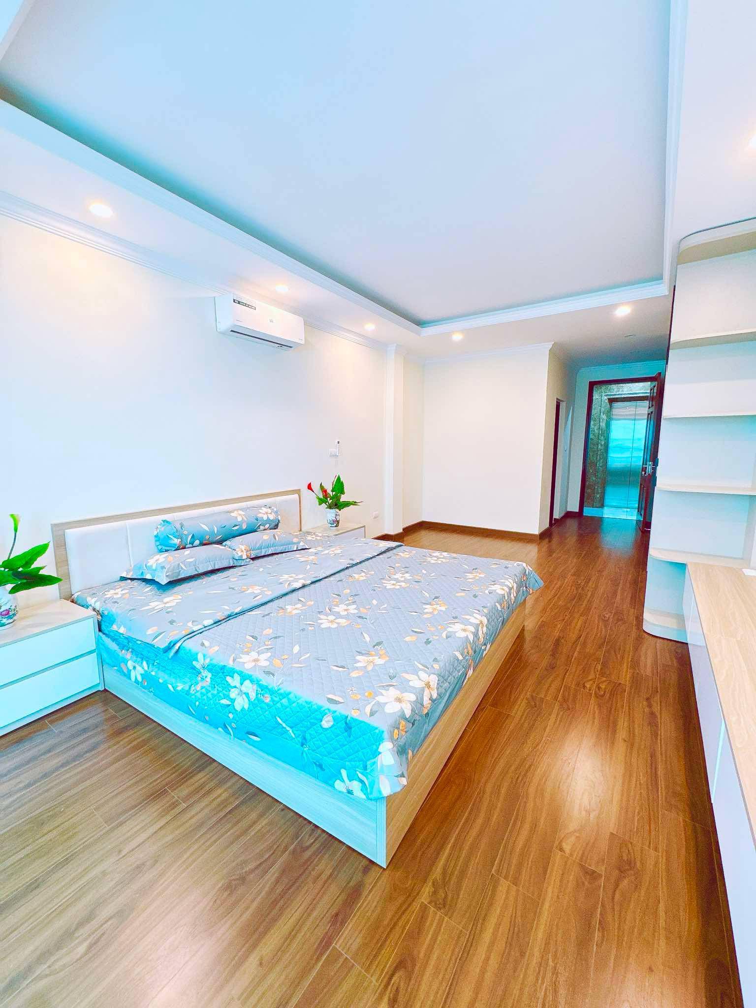 NHÀ ĐẸP NGUYỄN VĂN HUYÊN MỚI XÂY 6T THANG MÁY GẦN PHỐ