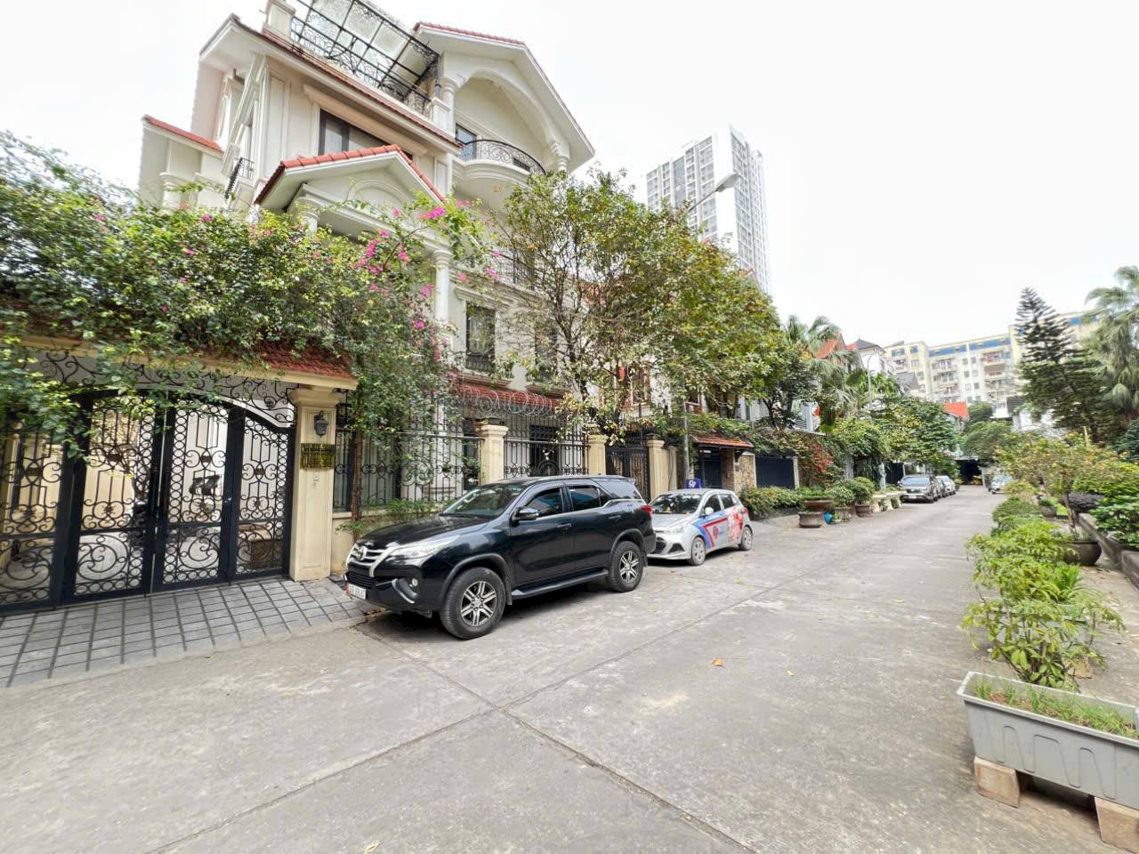 BÁN GẤP BIỆT THỰ STARLAKE TÂY HỒ TÂY Diện tích: 240m² LÔ GÓC HAI MẶT TIỀN 4 TẦNG THANG MÁY CÓ HẦM –8 0936359198
