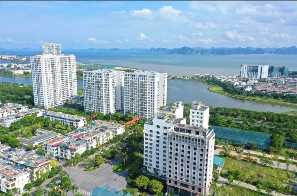 Chính chủ cần bán căn hộ 2Pn 70,5 m2 Full nội thất tại trung tâm du lịch Bãi Cháy, Hạ Long.