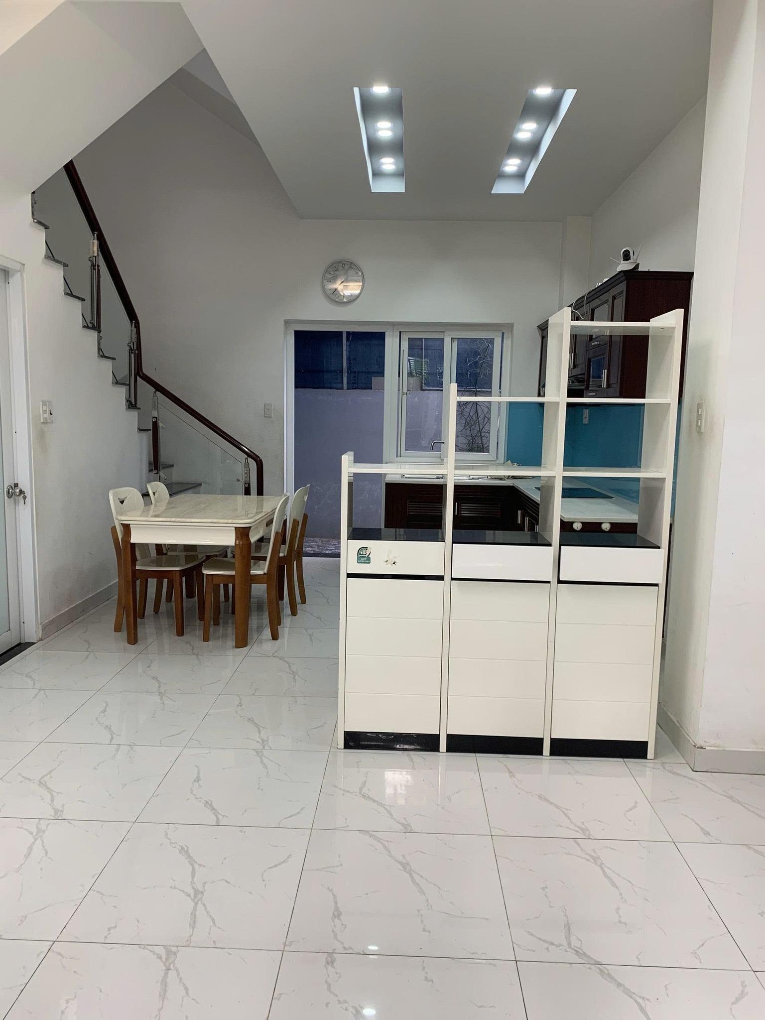 Cho thuê nhà Mega Village Khang Điền, 3 tầng, 3 PN, DT 75m2, nội thất đầy đủ, giá chỉ 11.5tr tháng