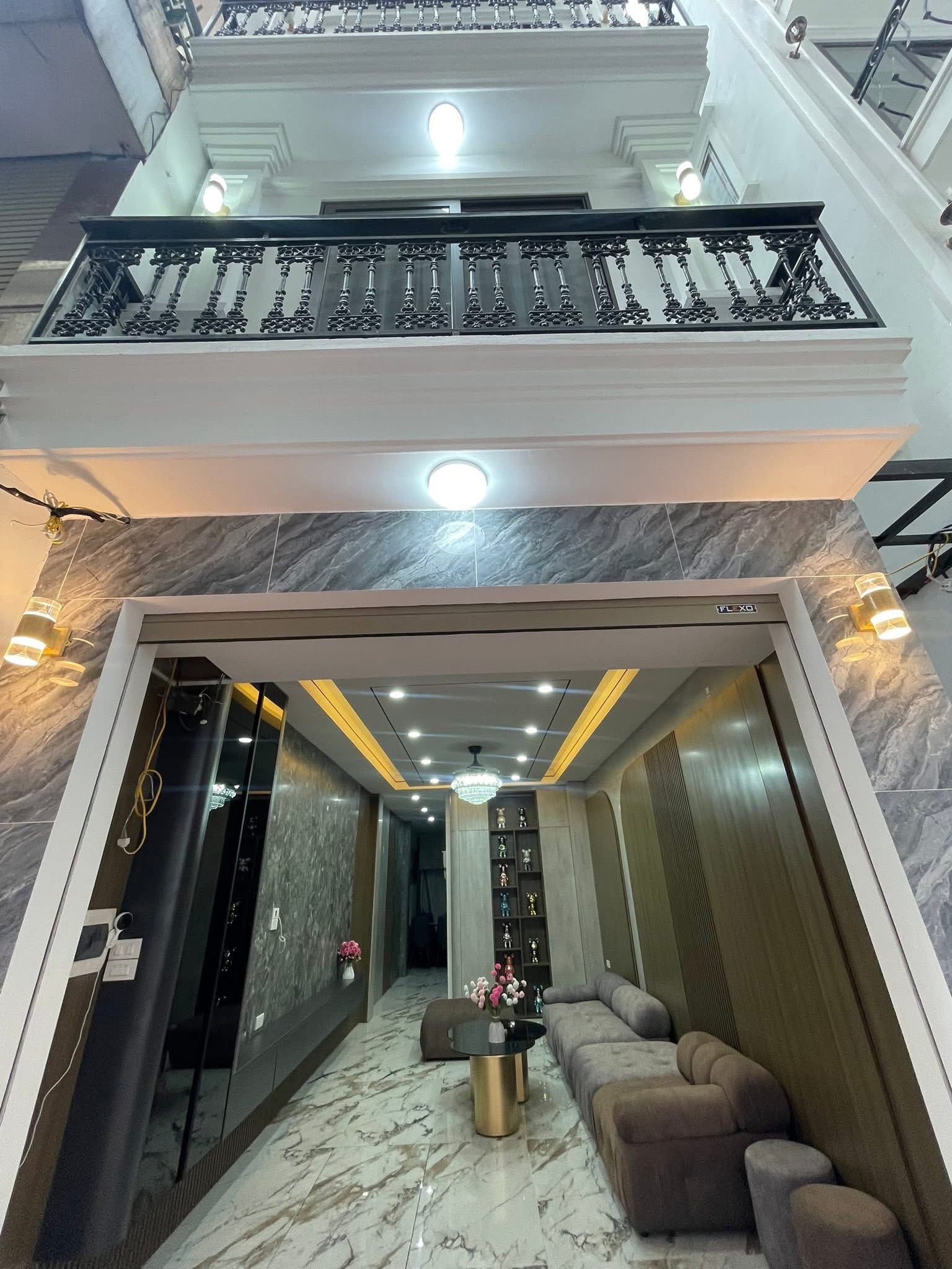 Bán Nhà Phố Trạm 45m2 5T, Thang Máy Full Nội Thất, Ô Tô Đỗ Cổng, Hàng Xóm Aeon LB - 9.x Tỷ