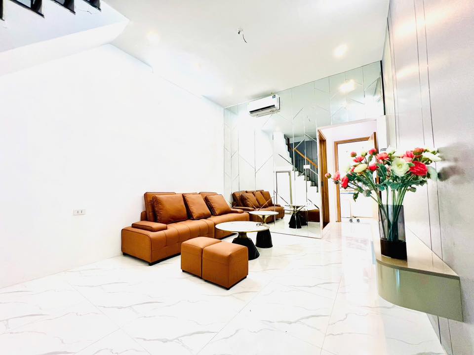 Tập thể Nam Đồng 90m 3PN Nội thất kính coong, Ô tô đỗ dưới, Tiện ích nhiều, 3.96 tỷ