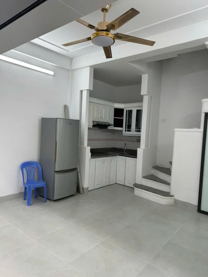 Bán Nhà Thịnh Quang. Đống Đa. DT 20m2. MT 4,2m. 5 Tầng. Giá 5,38 Tỷ.