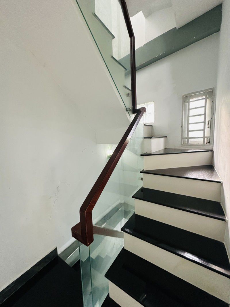NHÀ MỚI ĐẸP NGAY CHỢ PHẠM VĂN HAI, GẦN 20M2 NGANG HƠN 4M, 3 TẦNG BTCT 2PN 3WC , NỞ HẬU, HOÀN CÔNG ĐỦ, DÒNG TIỀN GẦN