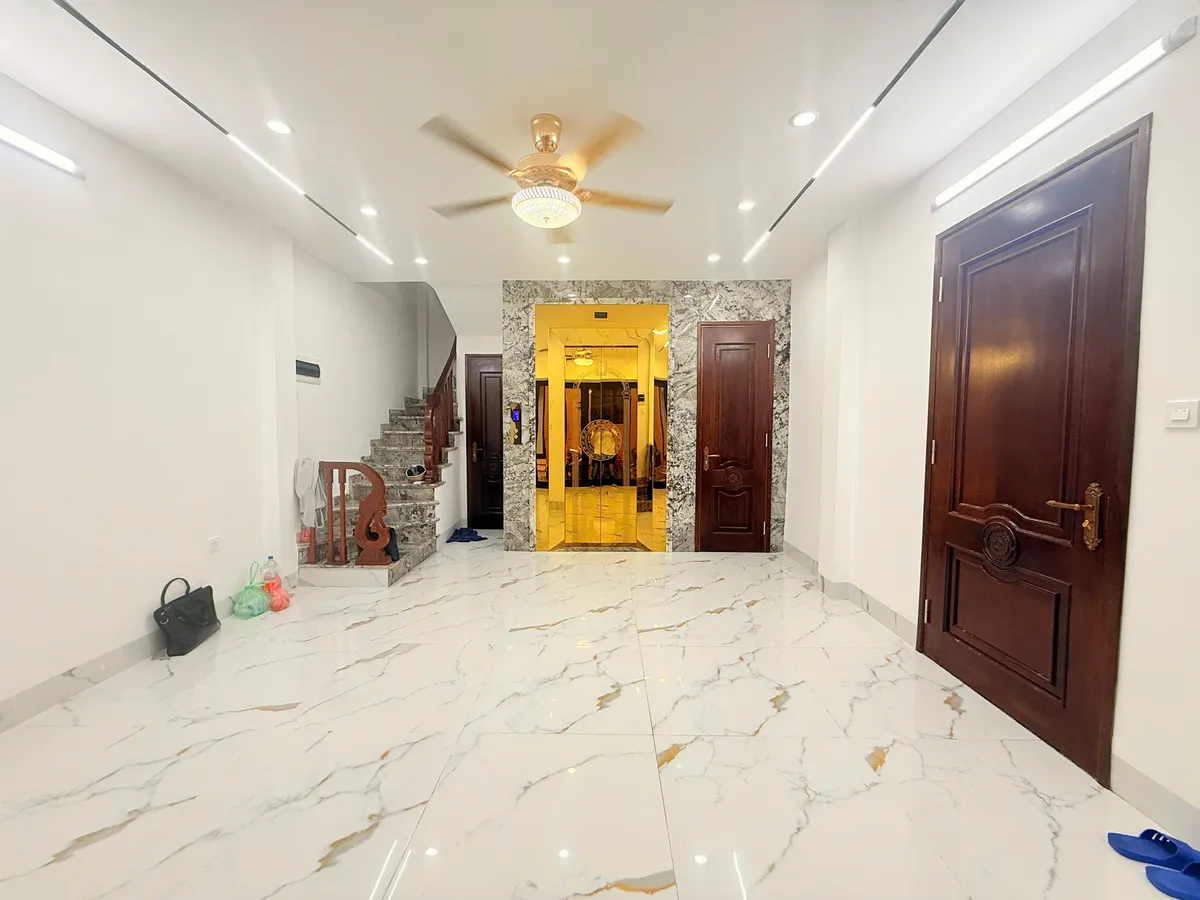 PHÂN LÔ TRUNG HÒA LÔ GÓC GARA OTO 6T THANG MÁY