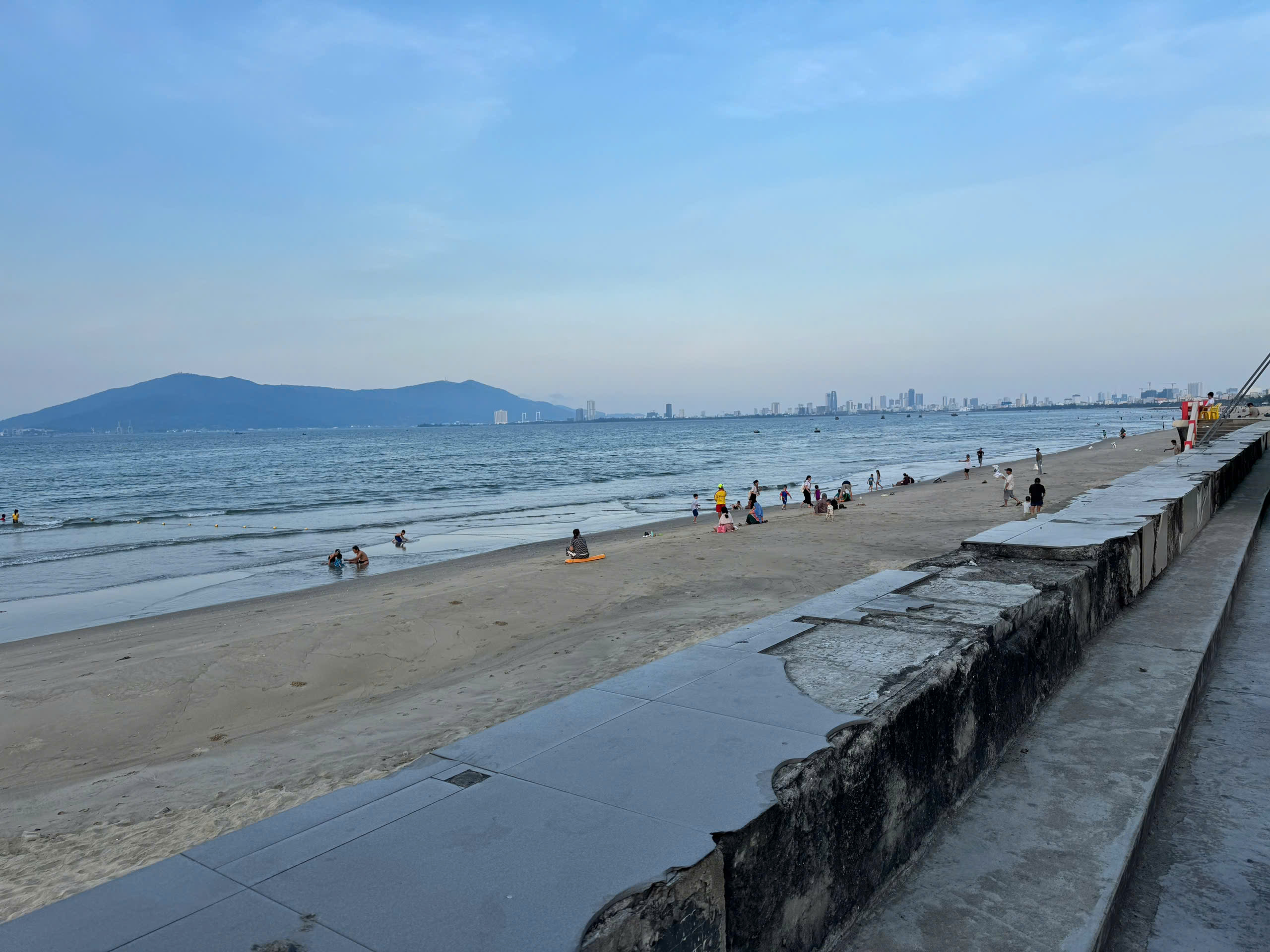 + Đất diện tích rộng, Biển Nguyễn Tất Thành, đối diện khu phức hợp của vũ nhôm và bãi tắm thanh khê.