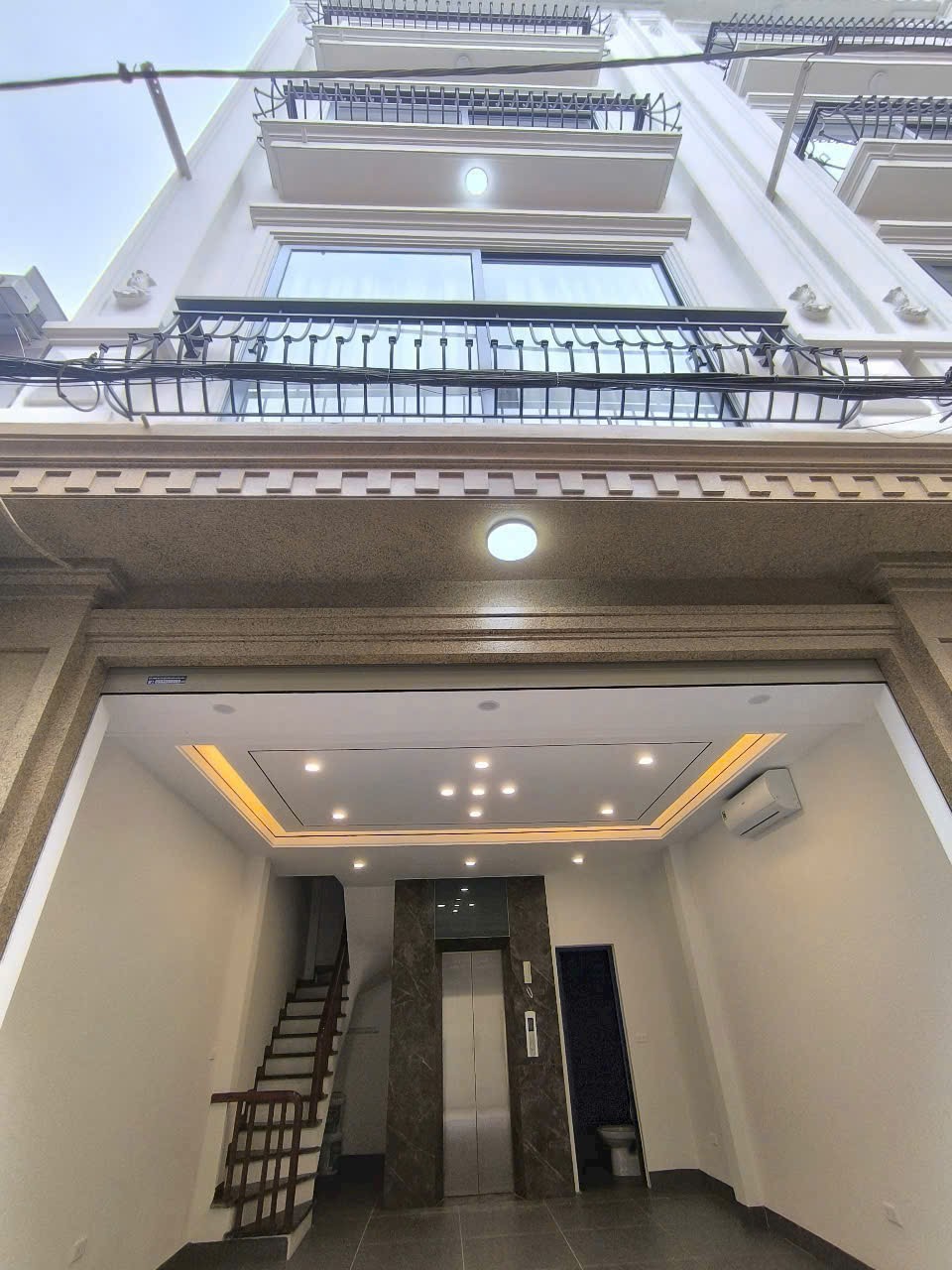 BÁN NHÀ MỚI XÂY – 6 TẦNG THANG MÁY – PHỐ TRẠM, LONG BIÊN – GIÁ CHỈ 10 TỶ