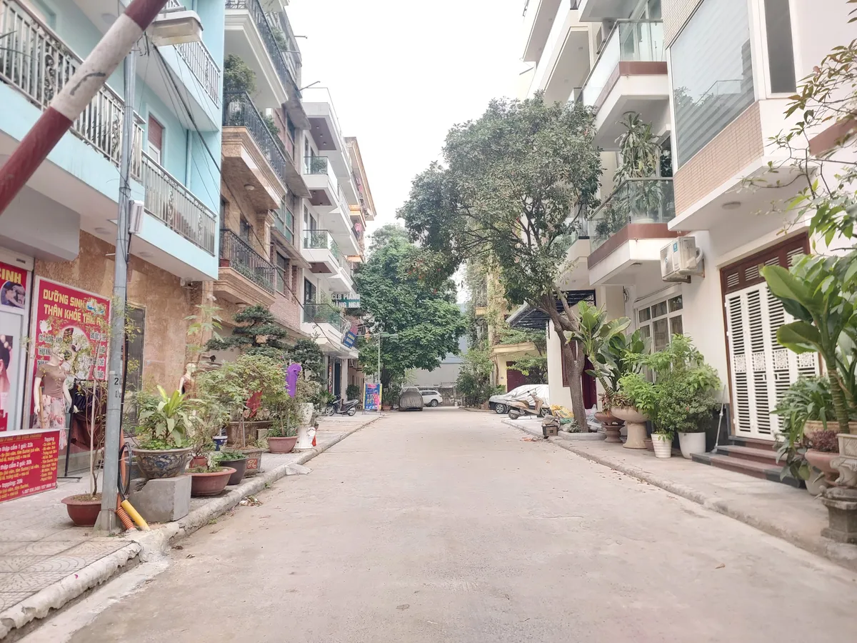 PHÂN LÔ VỈA HÈ 2 OTO TRÁNH ĐỖ NGÀY ĐÊM TT BA ĐÌNH - MẶT TIỀN RỘNG - SỔ VUÔNG HOA HẬU