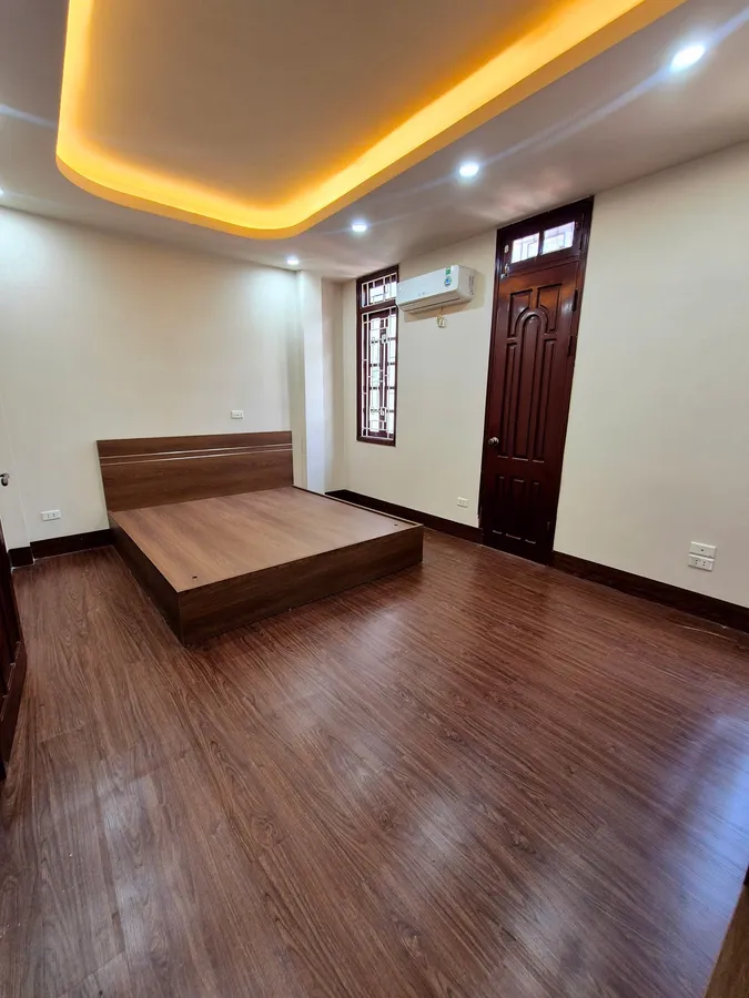 NHÀ ĐẸP 6 TẦNG – TRUNG TÂM ĐÊ TÔ HOÀNG – GIẢM GIÁ SỐC 350TR