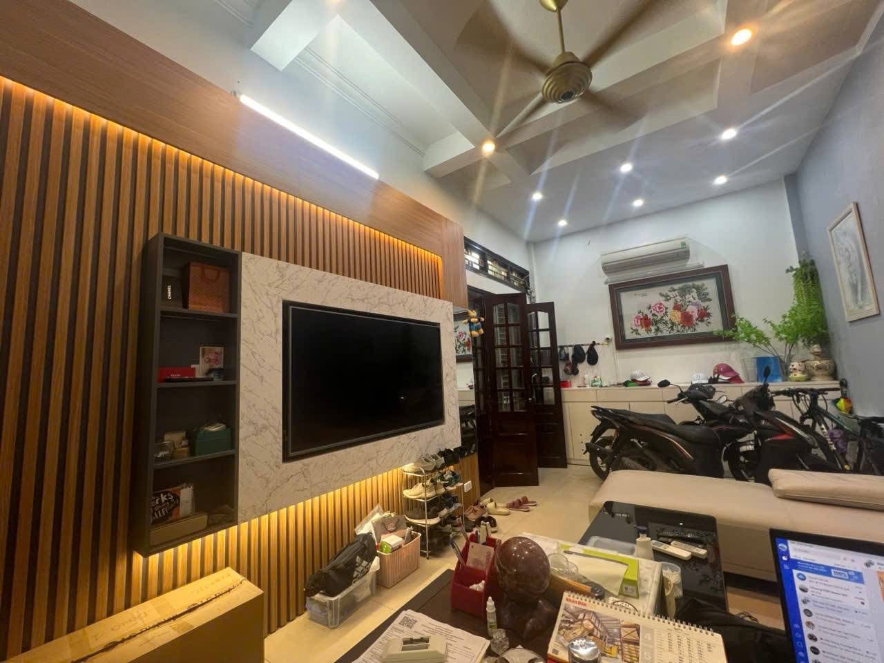 Nhà xây 3 tầng sát phố Phạm Ngọc Thạch.