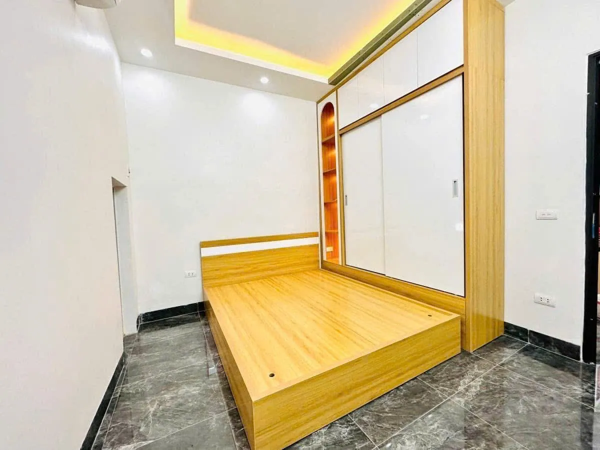 NHÀ DÂN XÂY- MẶT TIỀN RỘNG-NGÕ NÔNG THẲNG TẮP -20 M RA Ô TÔ ĐỖ- 200 M RA PHỐ MINH KHAI.