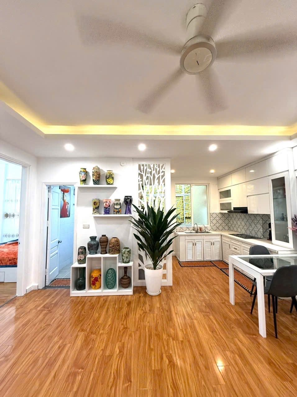 BÁN CĂN CHUNG CƯ LÔ GÓC, 2 NGỦ FULL ĐỒ, VỊ TRÍ ĐẮC ĐỊA- CẦU GIẤY- PHỐ TRƯỚC MẶT- DIỆN TÍCH KHỦNG 73m2, GIÁ CHỈ 6.X TỶ