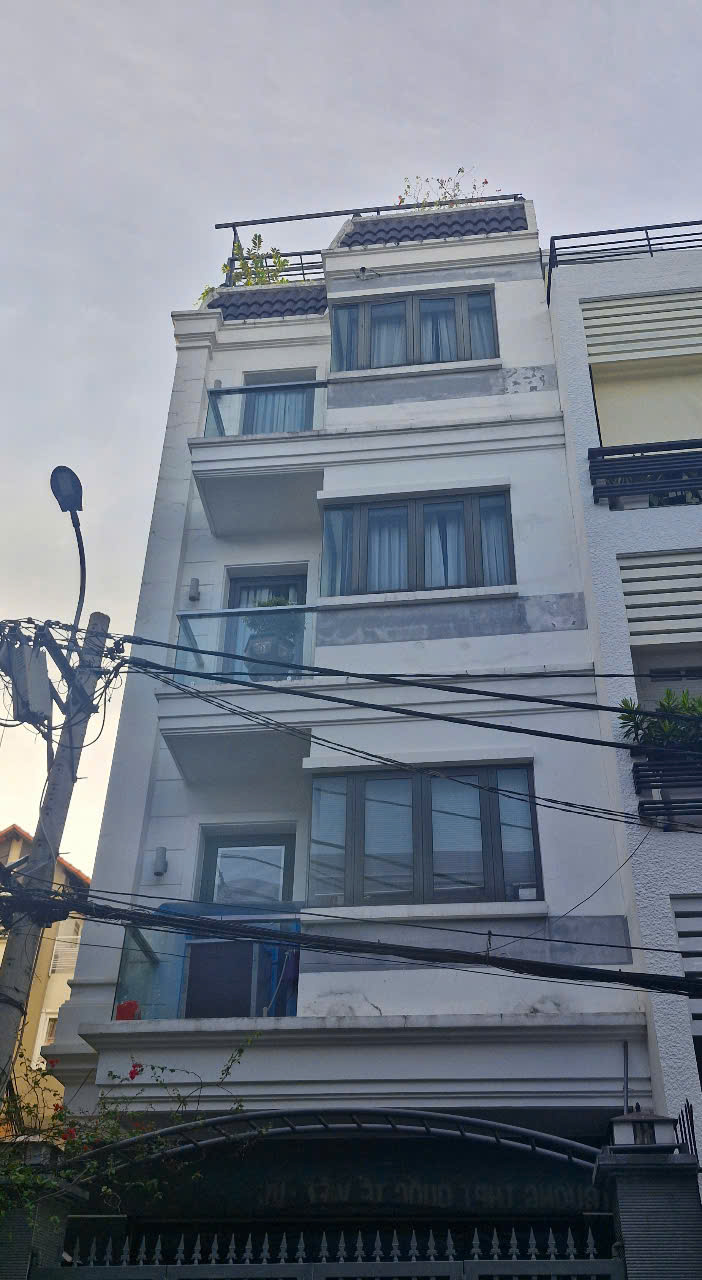 Bán gấp, Mặt tiền đắc địa – 5 tầng + hầm, sát sân bay, tiện ở & mở văn phòng