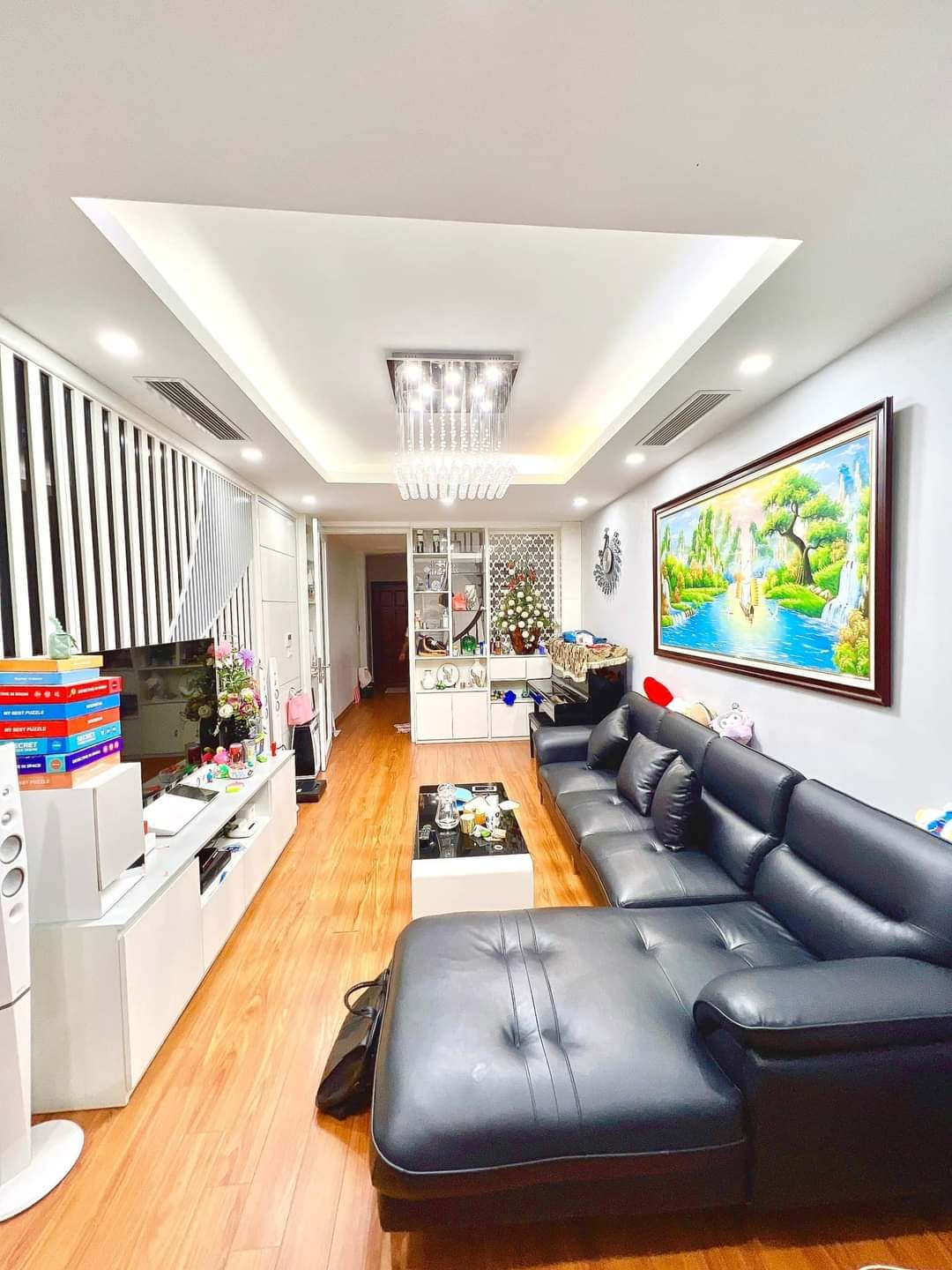 NHÀ ĐẸP Ở PHÙNG CHÍ KIÊN -PHÂN LÔ Ô TÔ - MẶT NGÕ KINH DOANH - 2 THOÁNG TRƯỚC SAU - FULL NỘI THẤT TIỀN TỶ.