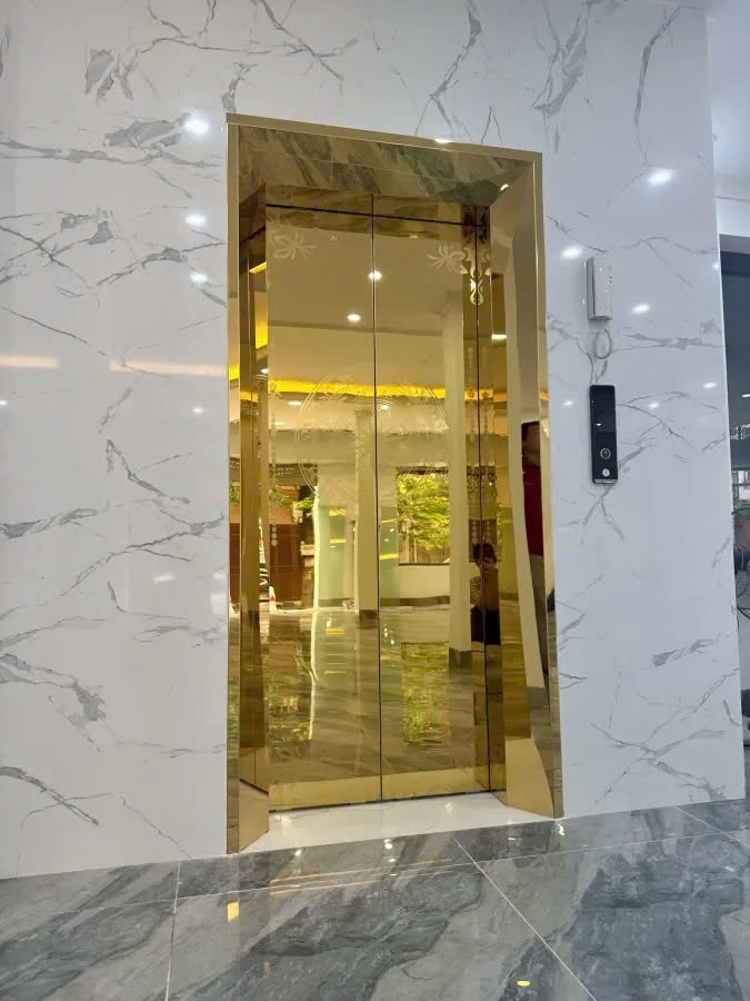 Cho thuê Nhà hàng, VP, KD, Đội Cấn, thang máy; vỉa hè 95m2* 5T- 32 Tr