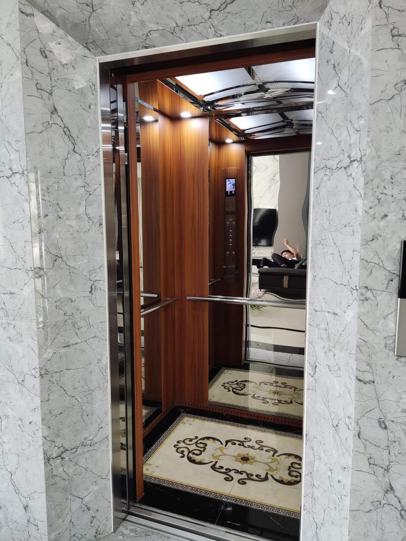 Cho thuê nhà hai mặt tiền,mới, 100m2_ 5T; vỉa hè, Nguyễn Khánh Toàn-29 Tr