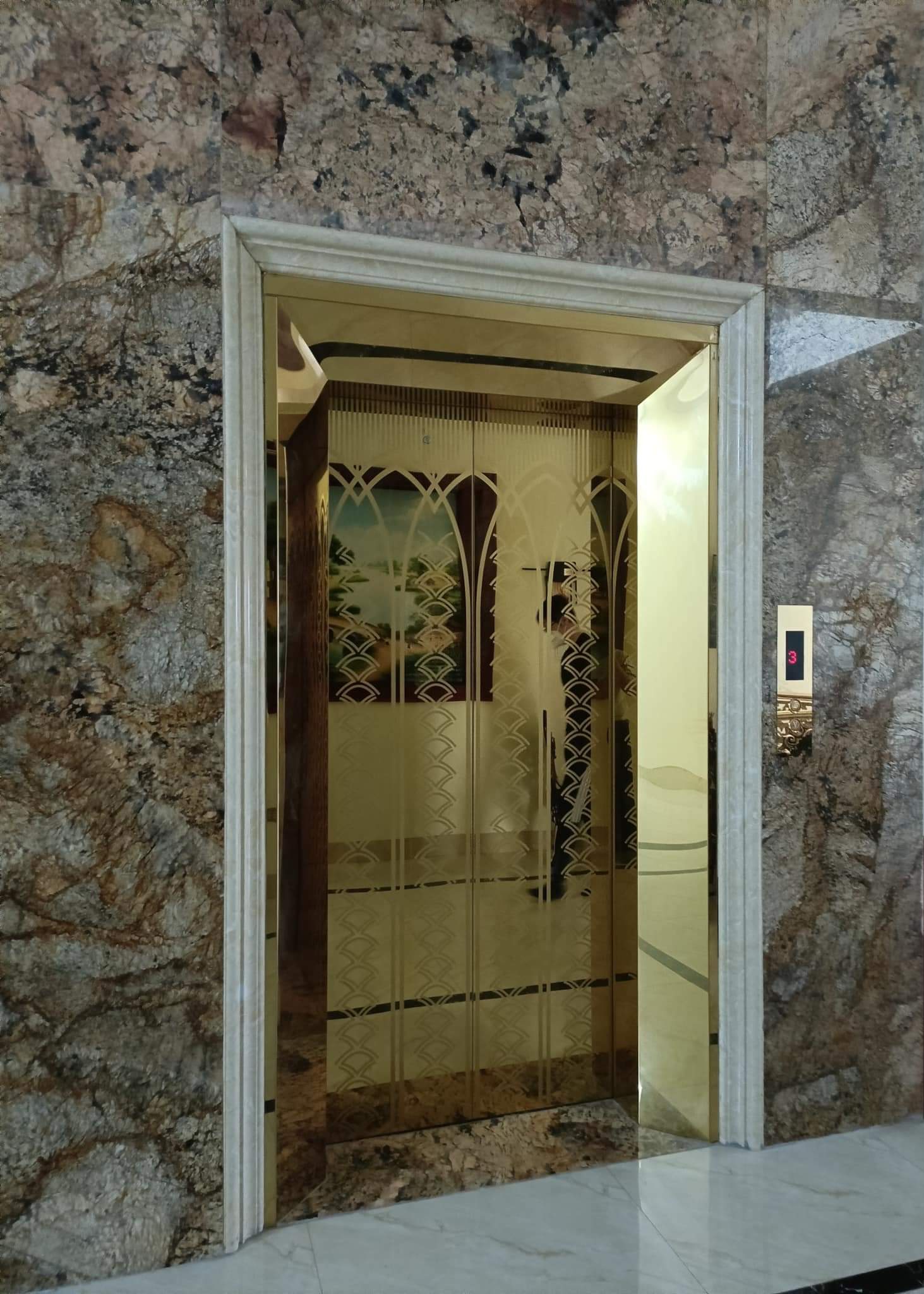 Cho thuê nhà mới, căn góc, Tôn Đức Thắng, thang máy; vỉa hè 104m2* 5T- 31 Tr
