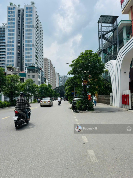 Bán nhà mặt phố gần Hoàng Quốc Việt - Nguyễn Phong Sắc vỉa hè 75m2 5 tầng thang máy