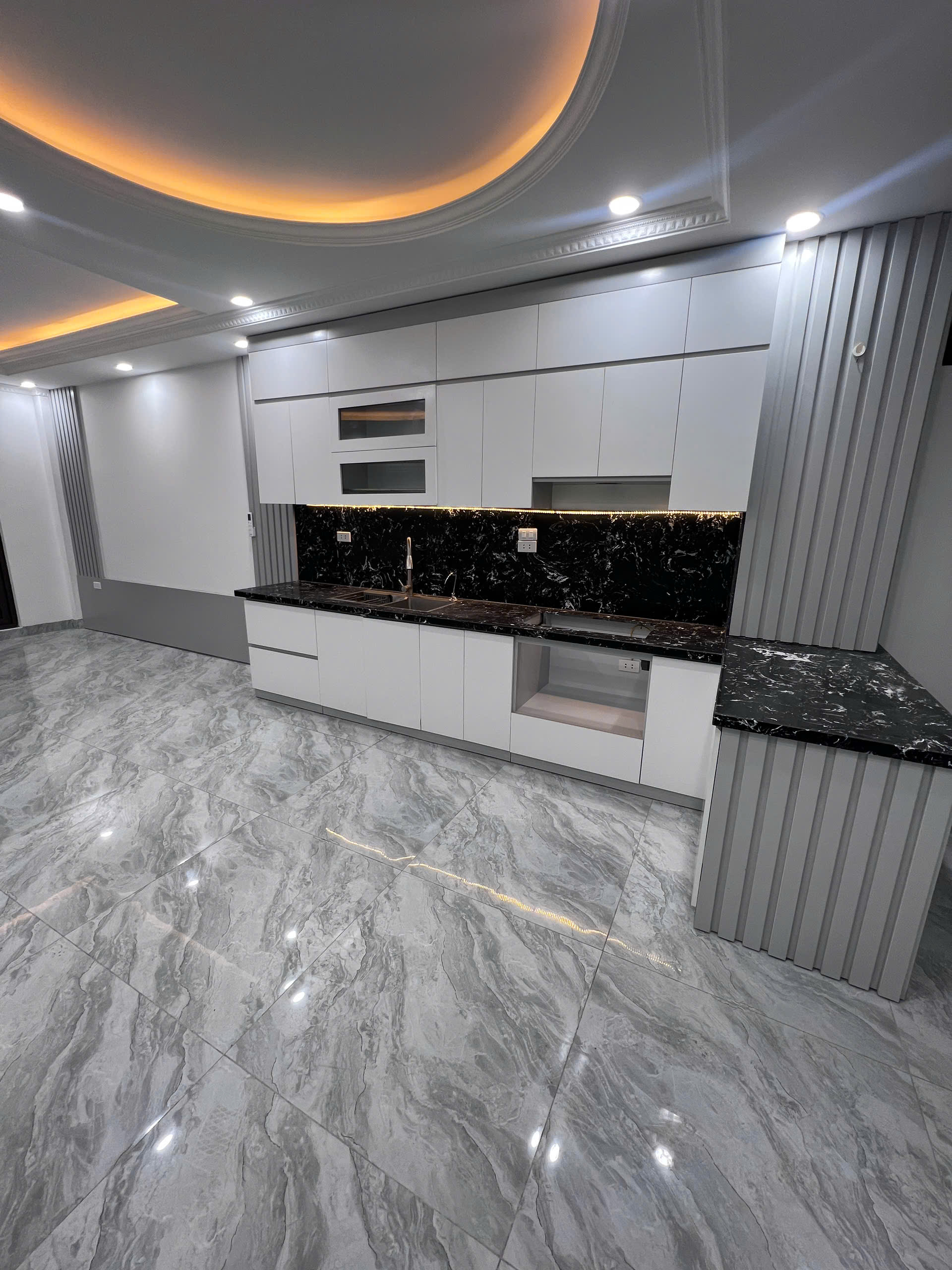 Cho thuê nhà Phố Cù Chính Lan, 6 tầng x 45m2, thông sàn