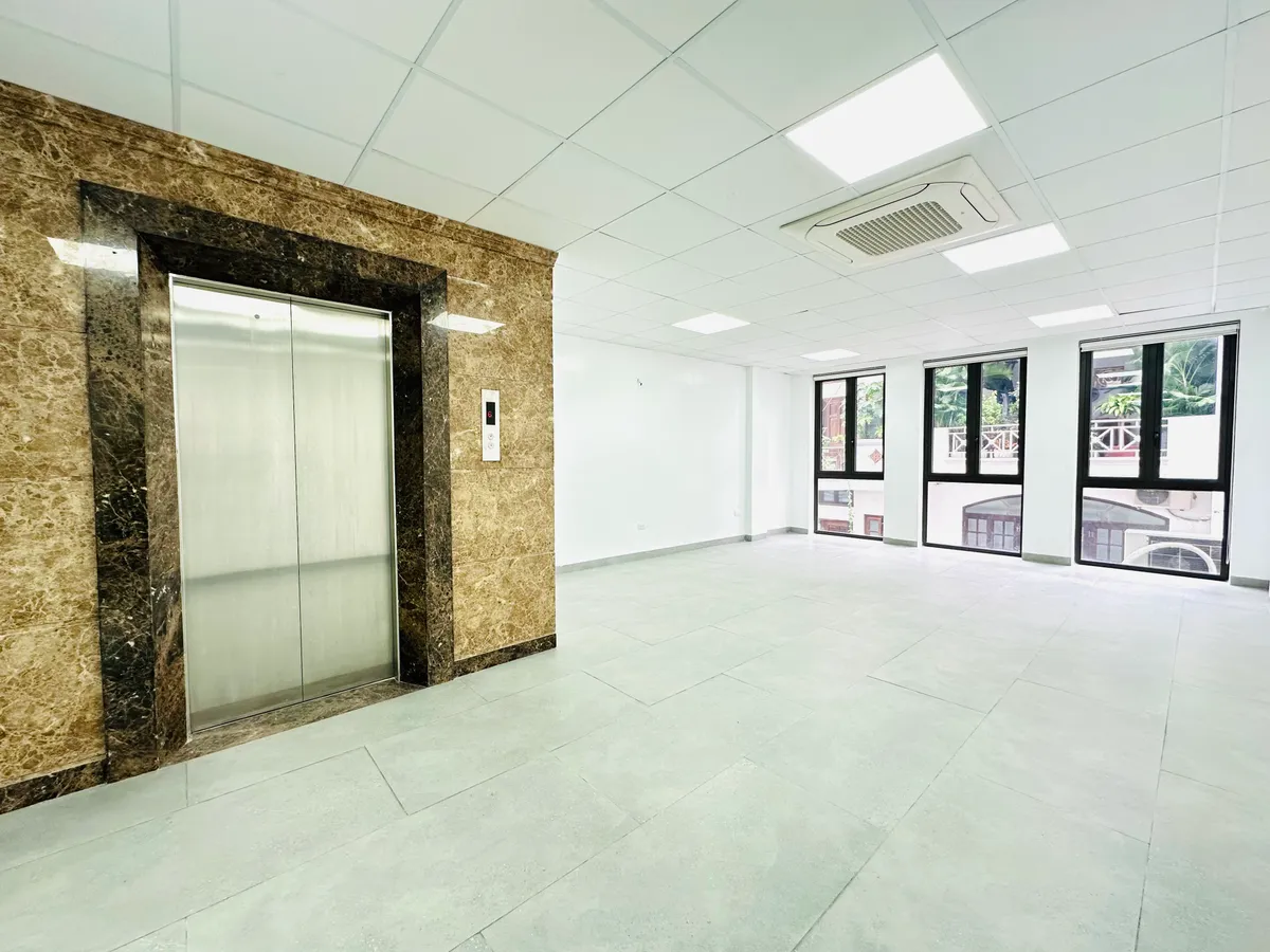 TÒA VĂN PHÒNG PHÂN LÔ VIP CẦU GIẤY 9T THANG MÁY