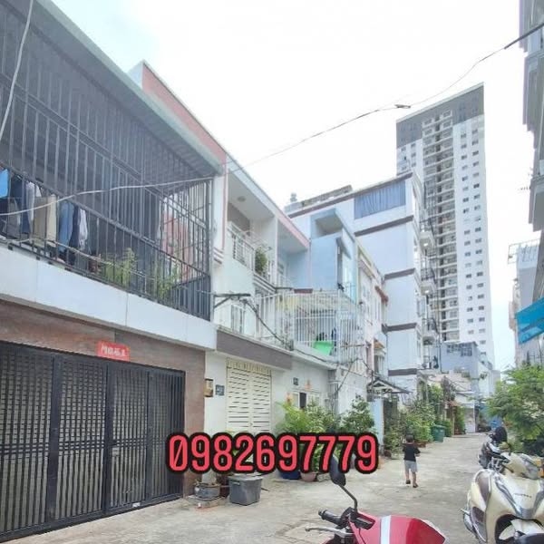 QUẬN 7 - HẺM Lê Thị chợ - Ô TÔ 7 CHỖ NGỦ TRONG NHÀ - 2 TẦNG BTCT Nhỉnh 7 đồng - Diện tích : Ngang 4m Dài 15m. Vuông