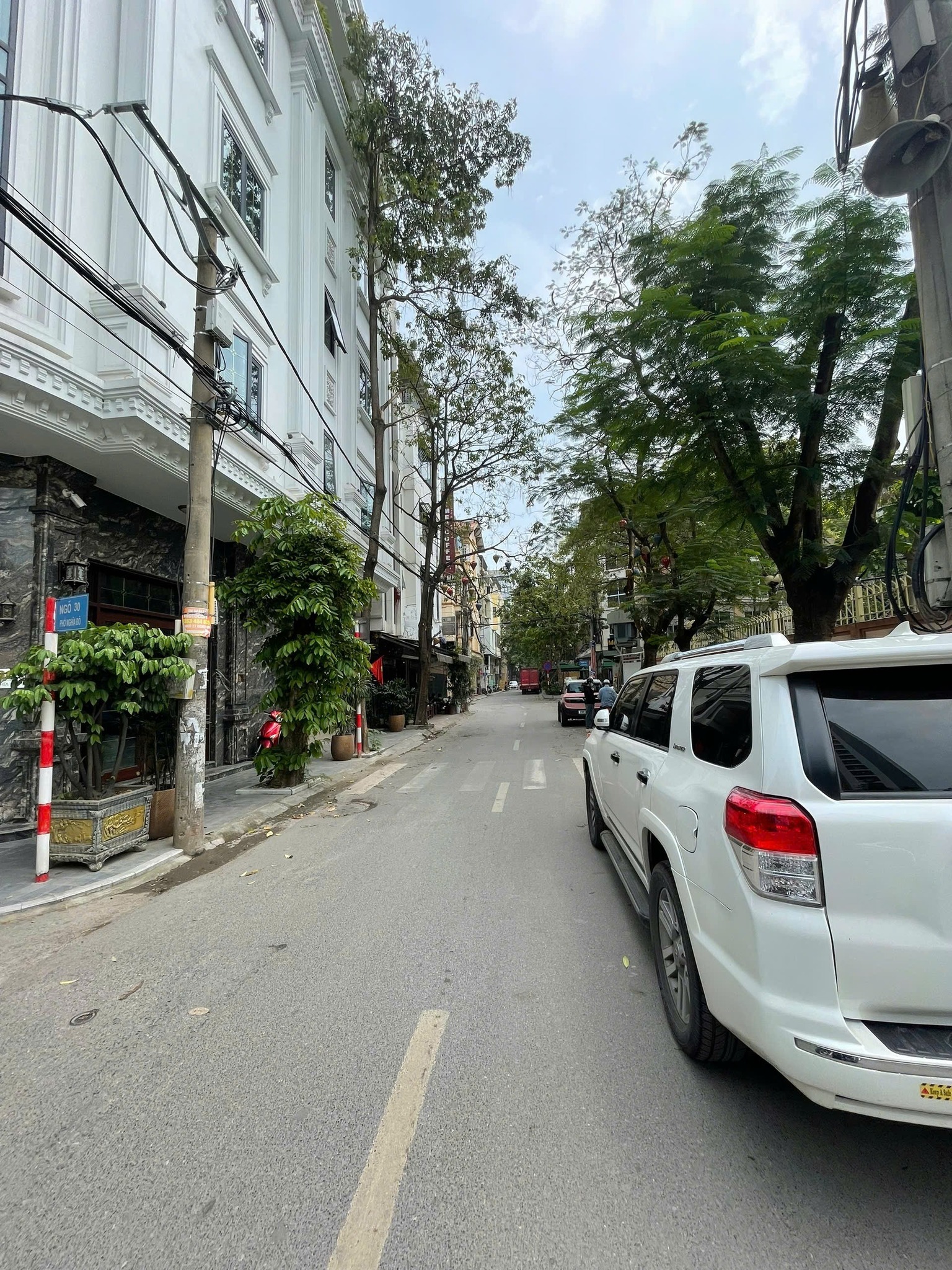 BÁN NHÀ 5 TẦNG MẶT NGÕ HOÀNG QUỐC VIỆT, QUẬN CẦU GIẤY, KINH DOANH CỰC ĐỈNH, VỈA HÈ RỘNG, VỊ TRÍ ĐẸP.