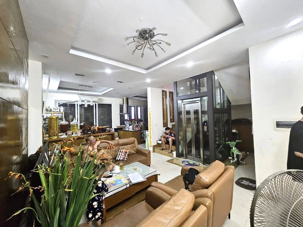 Bán nhà phố Ngọc Hà, diện tích rộng, 3 mặt thoáng, có thang máy, gần phố, 90m chỉ 17.5 tỷ