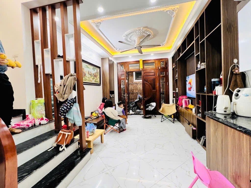 BÁN NHÀ PHẠM VĂN ĐỒNG - DÂN XÂY 5 TẦNG - FULL NỘI THẤT - NGÕ NÔNG - GẦN ÔTÔ - GIÁ 7.3 TỶ