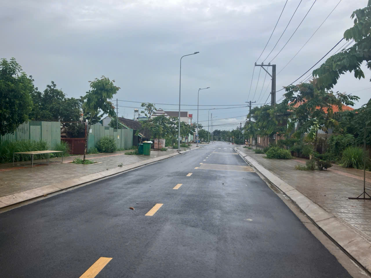 444m2 có 200m2 đất thổ cư, Hơn 13,5m Mặt tiền đường lớn, vỉa hè, cây xanh đầy đủ. Vị trí trung tâm