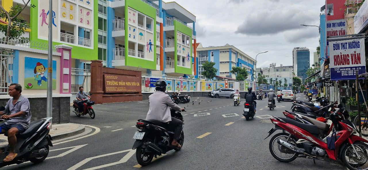 Chị gái cần bán Nhà 3 Tầng Gần CMT8, Giá Chỉ hơn 7 Tỷ, Ở Ngay Không Cần Sửa.