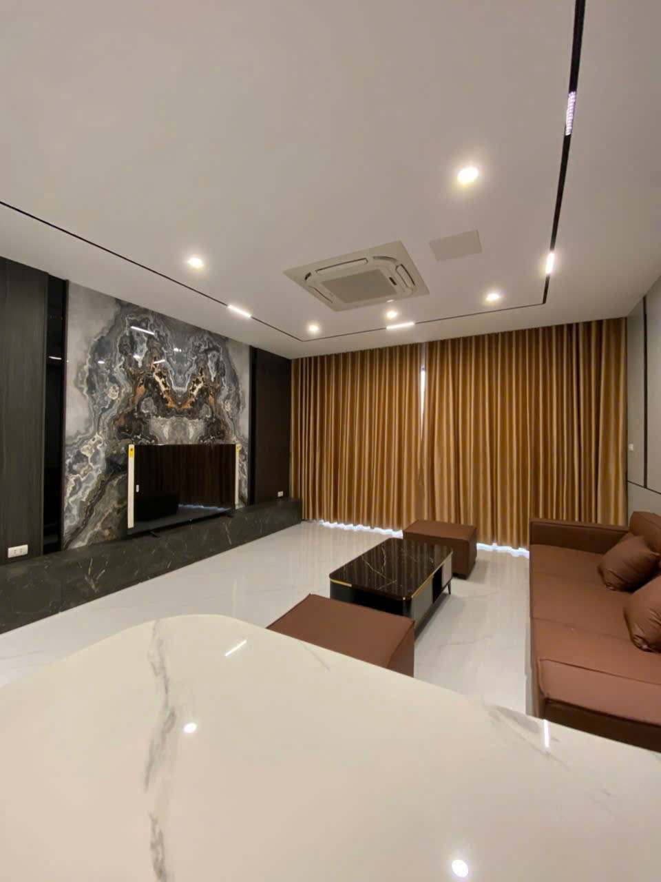 SIÊU PHẨM THANG MÁY – NGỌC THỤY – 52M2 x 6 TẦNG – CHỈ 13.9 TỶ Vị trí đắc địa, gần Khai Sơn, công viên, trường học