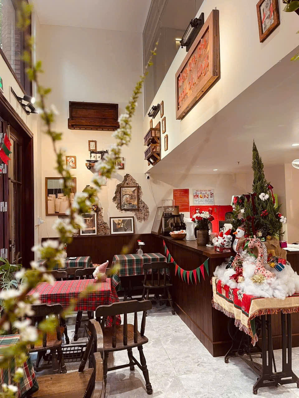 Sang nhượng hoặc thanh lý toàn bộ quán cafe tại số 2 ngủ 71 Trần Quang Diệu cạnh Mộc Cafe do không có thời gian quản lý