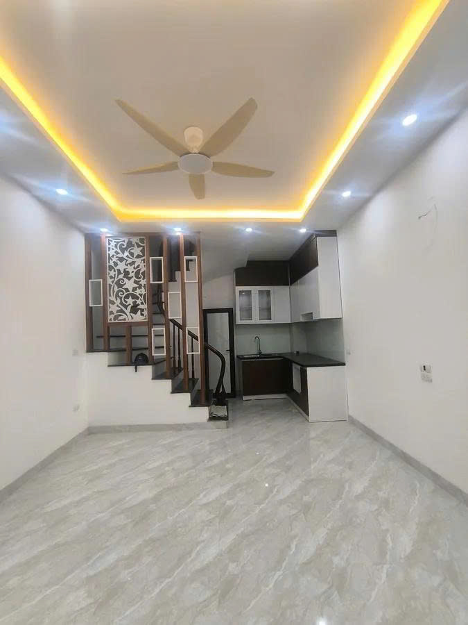 Bán nhà Vĩnh Hưng - Hoàng Mai DT 35m x 5 tầng. Ô tô đỗ đỗ cửa, kinh doanh.