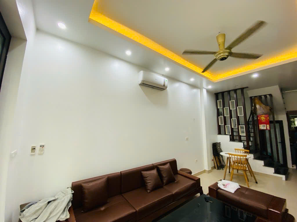 Phố Trạm - Long Biên - Nhà dân xây - Ô tô vào nhà - Kinh doanh - chỉ 7.4 tỷ