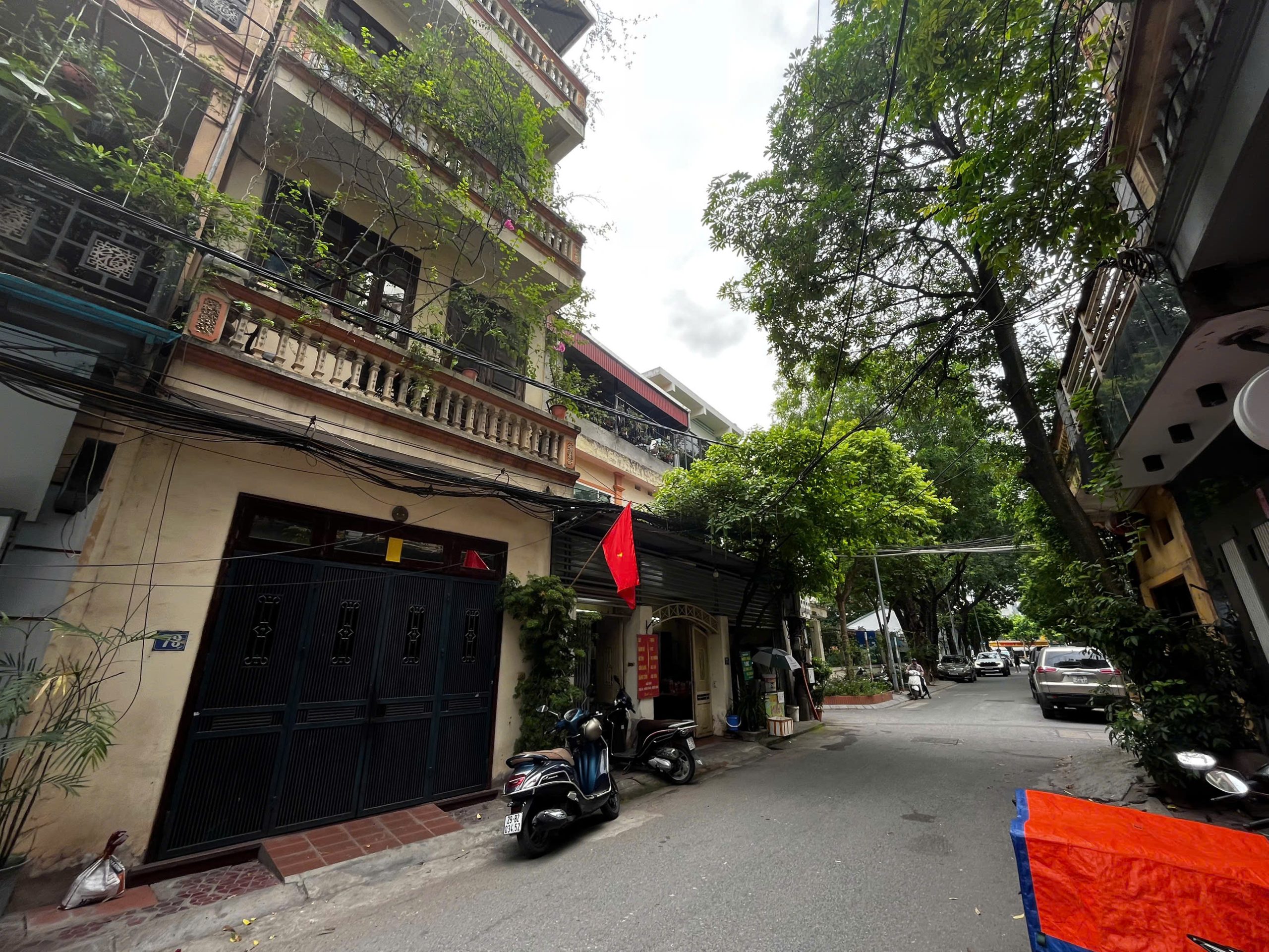 Bán nhà phố Nguyễn Văn Huyên, kinh doanh, ô tô tránh, mặt tiền 6m, chỉ 16 tỷ