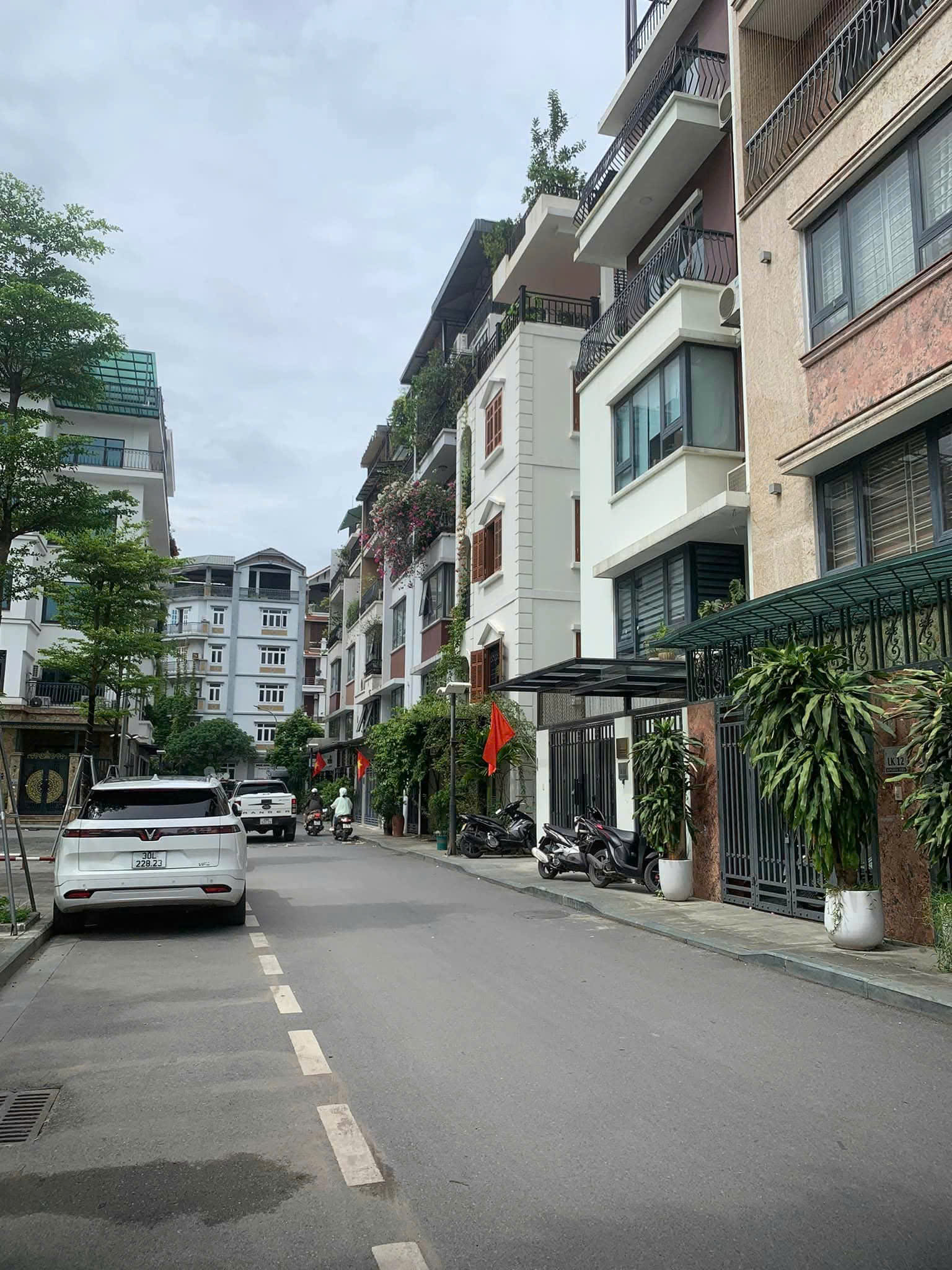 BÁN NHÀ ĐẸP CẦU GIẤY, PHÂN LÔ, ÔTÔ VÀO NHÀ, KINH DOANH, 2 MẶT THOÁNG, 56M2 GIÁ 15 TỶ