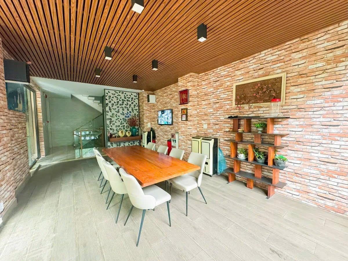 Bán toà nhà VP Hoàng Hoa Thám, dòng tiền năm hơn 1 tỷ, 110m², 42 tỷ, 5 tầng