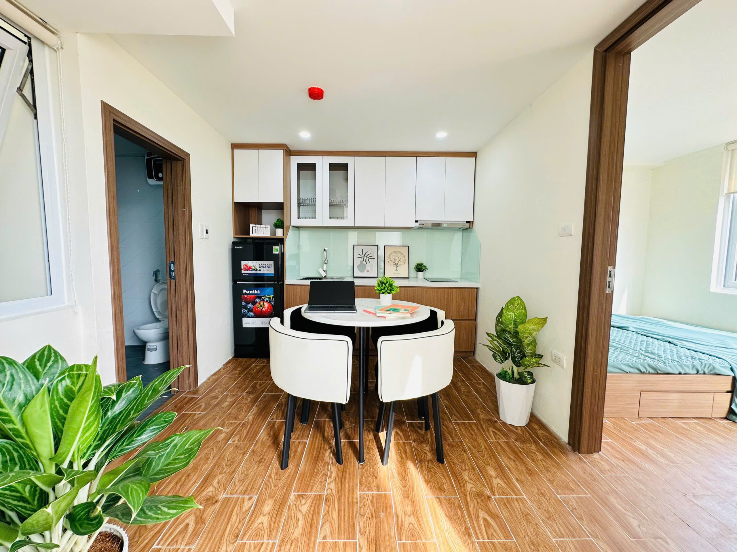 (Cực Hiếm) Căn hộ 2 phòng ngủ cao cấp 40m2 mới khai trương tại Nguyên Hồng - Có máy giặt riêng