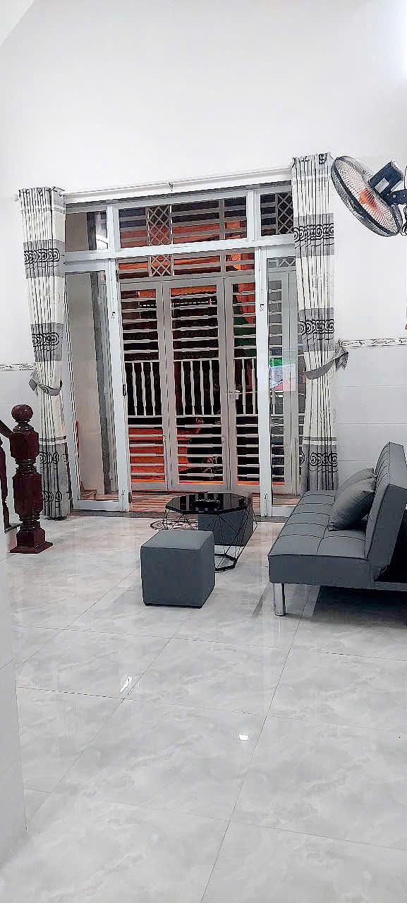 CẦN BÁN NHANH CĂN NHÀ TÂM HUYẾT KHU TĐC VĨNH TRƯỜNG Vị trí : Đường nhựa 10m xung quanh đủ mọi tiện ích.Cách biển
