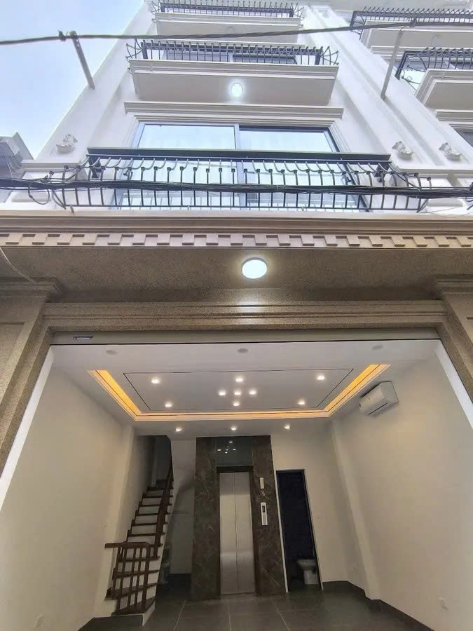NHÀ MỚI FULL NỘI THẤT ĐẸP Ô TÔ NGỦ TRONG NHÀ Phố Trạm-Long Biên 37m2 X 6 tầng 10 tỷ.